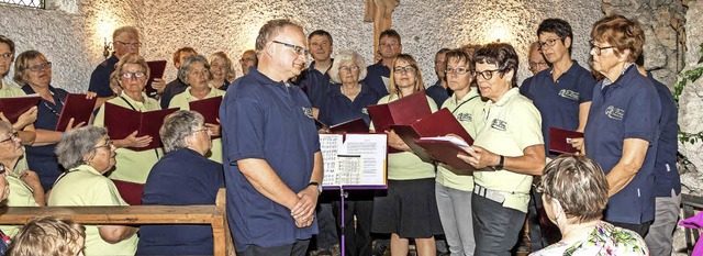 Trotz drangvoller Enge fanden neben de...er in der Friedhofsgrotte einen Platz.  | Foto: Christiane Seifried