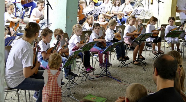 Elfkpfige Mandolinengruppe mit Katsia Prakopchyk.   | Foto: Verein