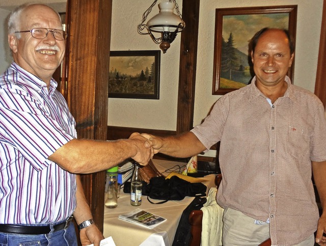 Hubert Pohl (rechts) ist der neue Vors...gratuliert ihm zur einstimmigen Wahl.   | Foto: Gudrun Gehr
