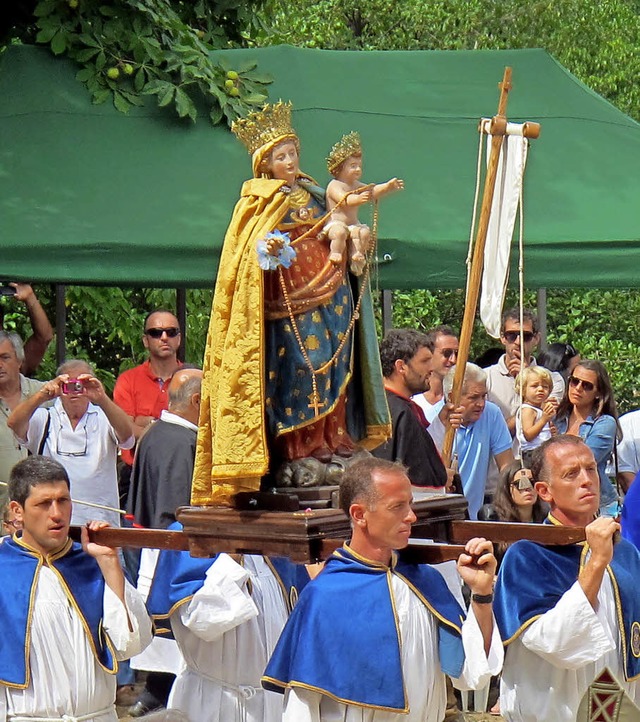 Prozession mit Marienstatue: Die Jungfrau Maria ist Schutzpatronin Korsikas.   | Foto: dpa