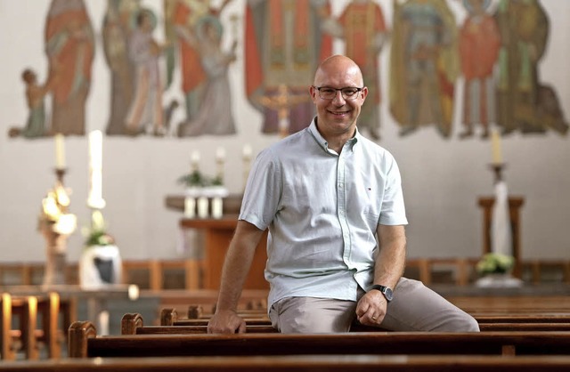 Die geballte Ladung Kirche berrascht Thomas Schneeberger.    | Foto: Christoph Breithaupt