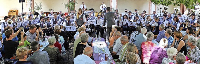 Zahlreiche Besucher im Schlosshof verf...as Spiel des Musikvereins Heitersheim.  | Foto: Christine Burger