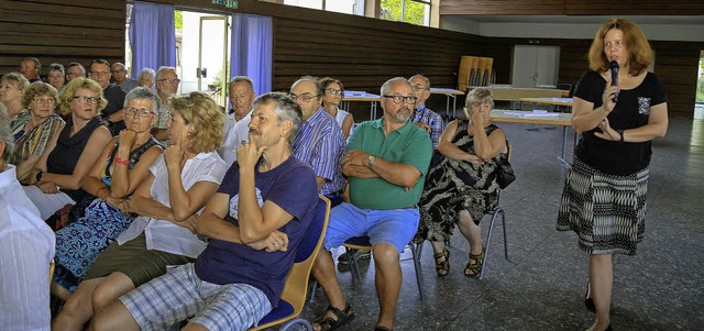 Moderatorin Judith Ngeli (rechts) bei...ng in Kippenheim zum neuen Brgerhaus   | Foto: Sandra Decoux-Kone