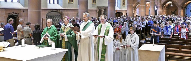 Erzbischof Stephan Burger (zweiter von...bigen  einen Gottesdienst im Mnster.   | Foto: Tanja Bury