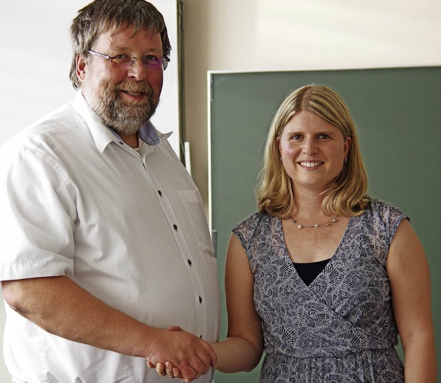 Wolfgang Schmitt gratuliert  Nadine Possinger.   | Foto: Manuela Schmitt