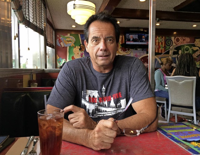 Michael Dowd mit dem Shirt in eigener ...ad cop, ich war auch good cop.&#8220;   | Foto: Hermsmeier