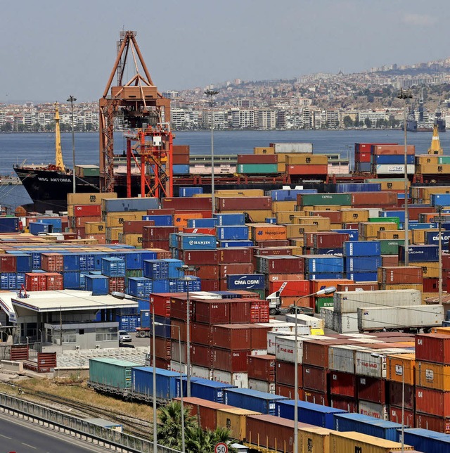 Der Hafen von Izmir ist ein Umschlagplatz fr Waren aus der EU.  | Foto: dpa