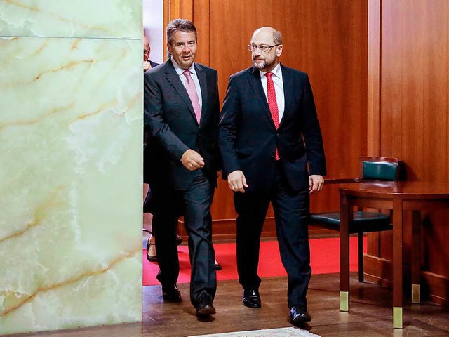 Auenminister Sigmar Gabriel  (links) ...t und Parteivorsitzende Martin Schulz   | Foto: dpa