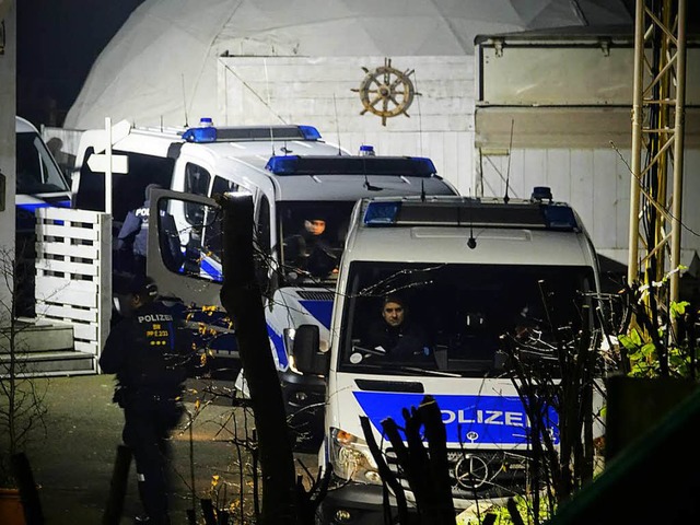400 Polizisten waren im Einsatz, um am 11. Mrz die Diskothek Online zu rumen.  | Foto: Lukas Habura