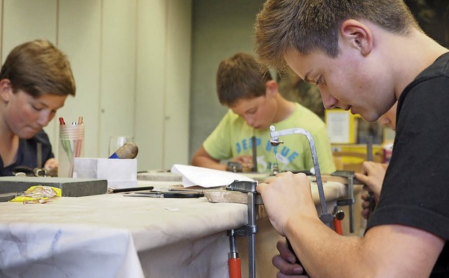 Jannis (rechts) und  andere Firmlinge sgen Schmuck.  | Foto: Susanne Gilg