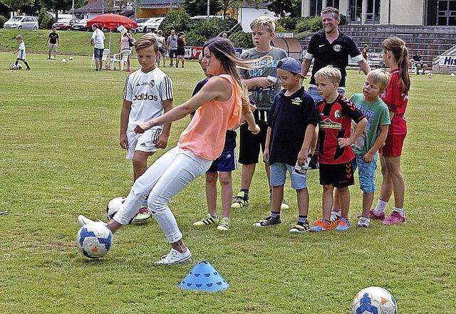 Auch weibliche Fuballfans testeten ihre Schusskraft.   | Foto: J. Schweizer