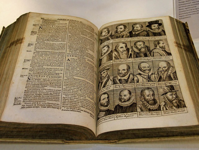 Die  1577 herausgegebene Weltchronik  ...hig aufgelegt in Latein und Griechisch  | Foto: VOLKSBANK