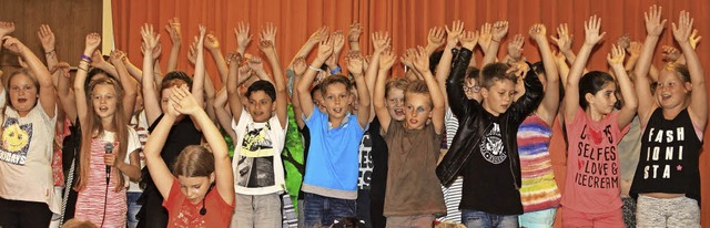 Da gehen sie hin: Grundschler der Wiesentalschule feierten Abschied.   | Foto: Heiner Fabry