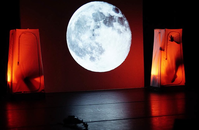 Vollmond mit Schattengestalten:  Performance im Sdufer    | Foto: Pro