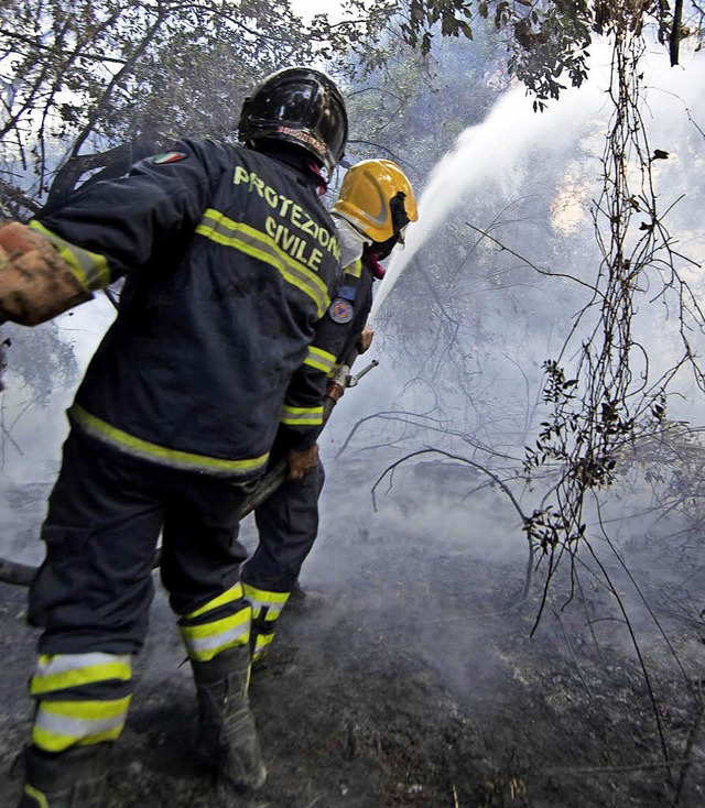 Feuerwehrleute in Italien   | Foto: dpa