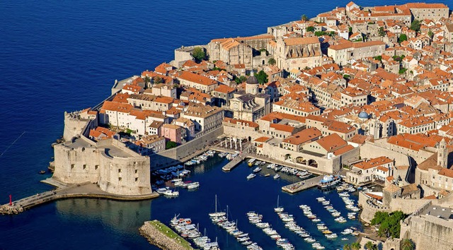 Die Hafenstadt Dubrovnik soll ber die...nschluss ans brige Kroatien erhalten.  | Foto: dpa