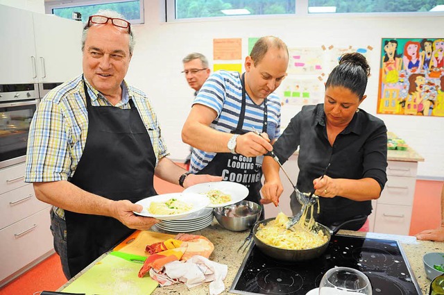 Der Kochclub Zell bereitet in der Kche der Realschule ein Vier-Gnge-Men zu.  | Foto: Nicolai Kapitz