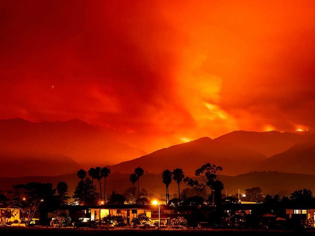 Feuer und Rauch ber Goleta in Kalifornien  | Foto: dpa
