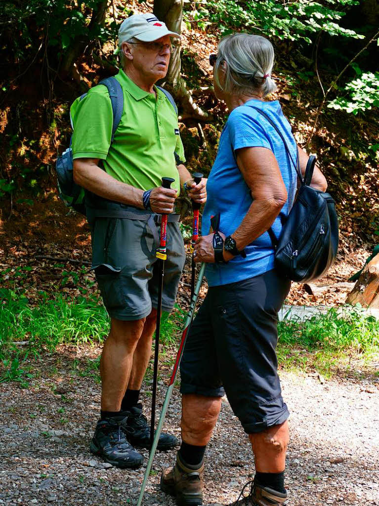 Wanderfhrer Wolfgang Zillgith im Gesprch mit einer Wanderin.