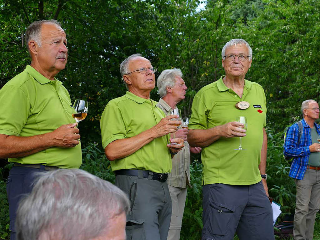 Letzte Pause: Oberhalb des Buchholzer Rebberges kredenzt das Weingut Nopper drei Weine zum Probieren. Von links die Wanderfhrer Edwin Dreher, Wolfgang Zillgith und Ortgies Heider.