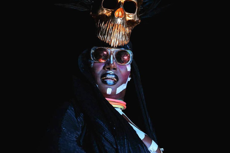 Ein Hauch von Verruchtheit auf dem Lörracher Marktplatz: Grace Jones begeistert beim Stimmen-Festival – mit gewagten Outfits, toller Stimme und Charisma. (Foto: Miroslav Dakov) Ein Hauch von Verruchtheit auf dem Lörracher Marktplatz: Grace Jones begeistert beim Stimmen-Festival – mit gewagten Outfits, toller Stimme und Charisma. (Foto: Miroslav Dakov)