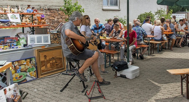 Flohmarkt, Musik, Bewirtung: der Spendenhock der Vereinsgemeinschaft in Kappel  | Foto: Olaf Michel