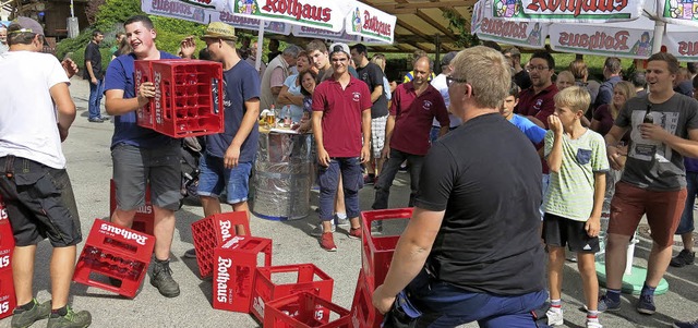 Da war die Mhe beim Bierkistenstapeln... Zuschauer kurzweilige Spiele bereit.   | Foto: Erhard Morath