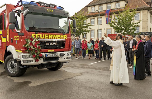 Die evangelische Pfarrerin Ruth Reinha... neue Feuerwehrfahrzeug in Birkendorf.  | Foto: Wilfried Dieckmann