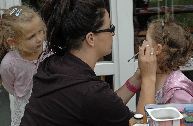 Genau hinzuschauen galt es beim Kinderschminken.  | Foto: Brigitte Chymo