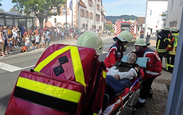 Den Ernstfall haben Feuerwehr und DRK ... neuen Friesenheimer Ortsmitte gebt.   | Foto: Pressebro Schaller