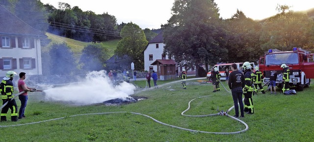 Eine bung zum Mitmachen boten die Feuerwehr und das DRK von Oberprechtal.   | Foto: Verein