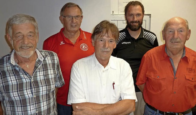 Klaus Auer (hinten links) ehrte treue ...ed Mnzer, Volker Egy und Adolf Fetz.   | Foto: Heidrun Simoneit