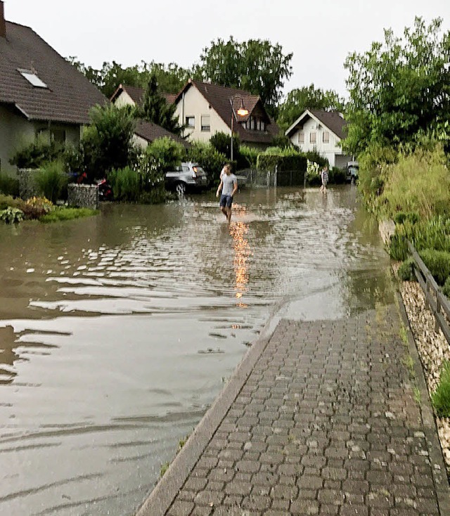 Fr berschwemmte Straen sorgte in Ihringen  das Unwetter am Freitagabend.   | Foto: Privat