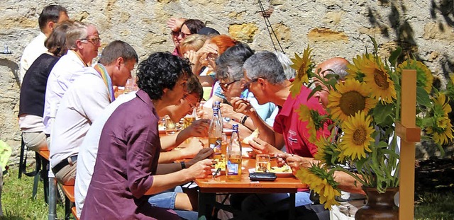 Wo eben noch der Gottesdienst stattgef...urde alsbald in froher Runde getafelt.  | Foto: Cremer