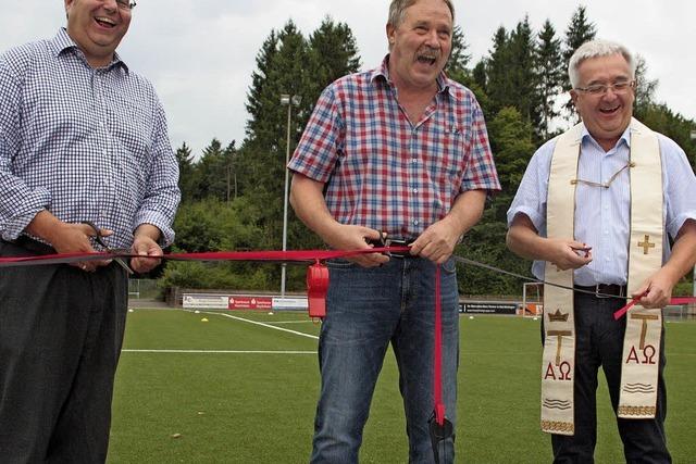 Kunstrasenplatz im Hochrheinstadion ist eingeweiht