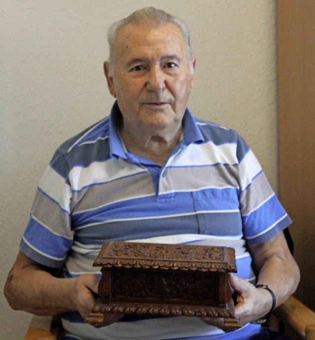 Garcia Molina und ein von ihm gefertigtes Kstchen  | Foto: Cremer