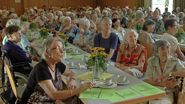 Der Auftakt der Seniorensommeraktion z...esucher ins katholische Gemeindehaus.   | Foto: OUNAS