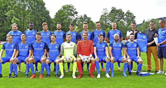 Das offizielle Mannschaftsfoto der Neu...es Gewitter vom Ball getrennt wurden.   | Foto: bernd seger