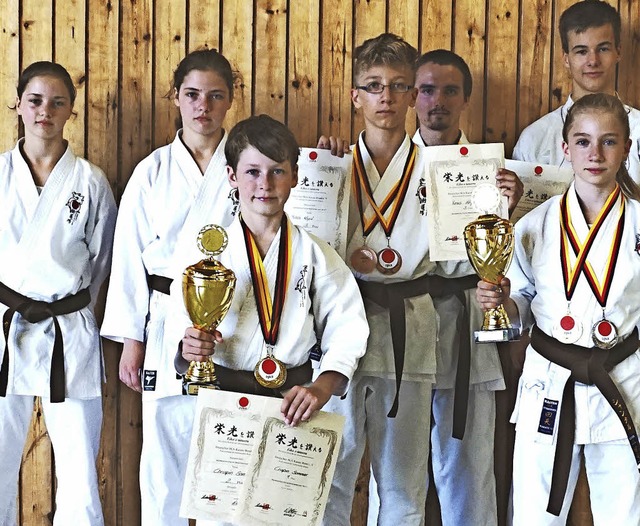 Die erfolgreichen Karatekmpfer des Ha...i der sdwestdeutschen Meisterschaft.   | Foto: UMS