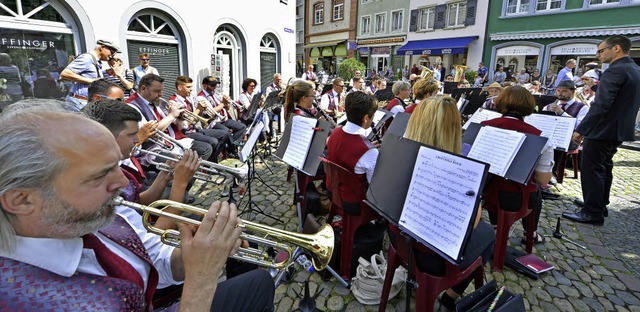 Viele Blasmusiker spielten am Samstag in der Innenstadt.  | Foto: michael bamberger