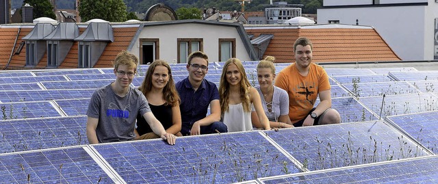 Angell-Schler auf dem Solardach ihrer Schule  | Foto: ingo schneider