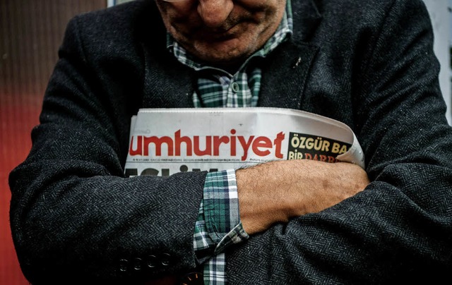 Manchen Trken ist diese Zeitung heili...Mann mit einer Ausgabe der Cumhurieyt   | Foto: AFP