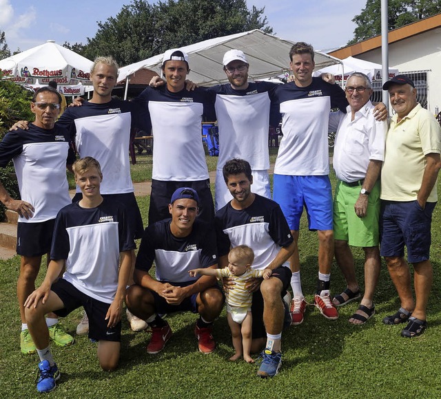 Das Meisterteam des TC Schnberg: Steh...n und Sandro Ehrat mit Fan Liam Ehrat.  | Foto: Privat