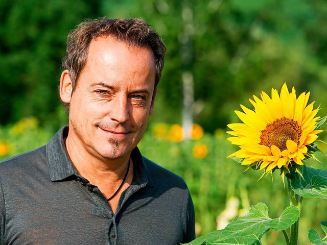 Dieter Br mit Sonnenblume  | Foto: dpa