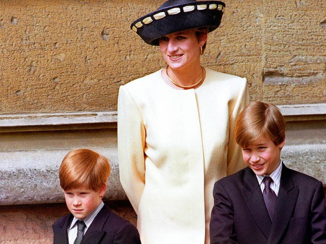 Prinzessin Diana mit ihren Kindern Har...illiam, aufgenommen am 19. April 1992.  | Foto: dpa