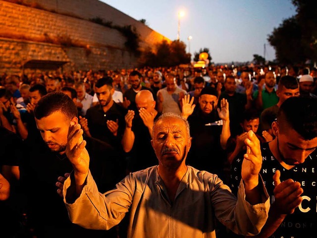 Palstinenser beten vor dem Eingang zur Al-Aksa-Moschee auf dem Tempelberg.   | Foto: AFP