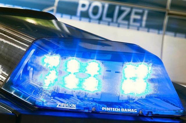 Auto kracht in gestrzten Baum