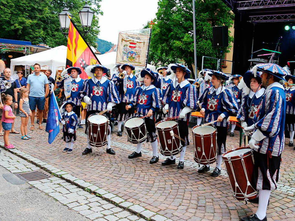 Zum Auftakt des Kollnauer Feschts zog der Spielmannszug der Schwarzenberger Herolde ber die Elzbrcke von Waldkirch aus kommend ein und lie feierlich Fanfaren und Trommelwirbel erklingen.