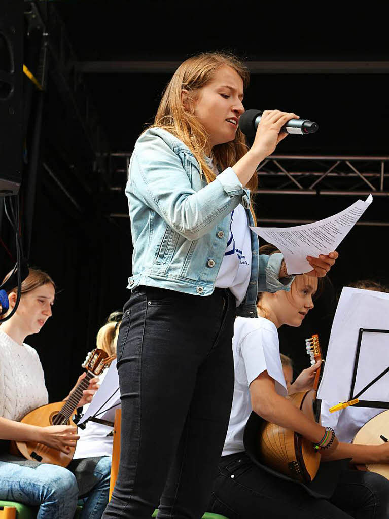 Die Jugend des Mandolinenvereins spielte unter der Leitung von Ferdinand Riele auf und hatte ein groes Publikum. Hier singt Lina Rieder.