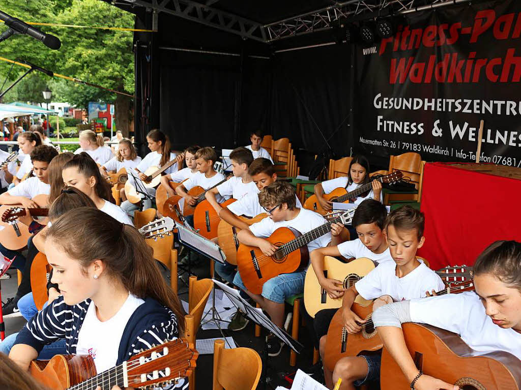 Die Jugend des Mandolinenvereins spielte unter der Leitung von Ferdinand Riele auf und hatte ein groes Publikum.